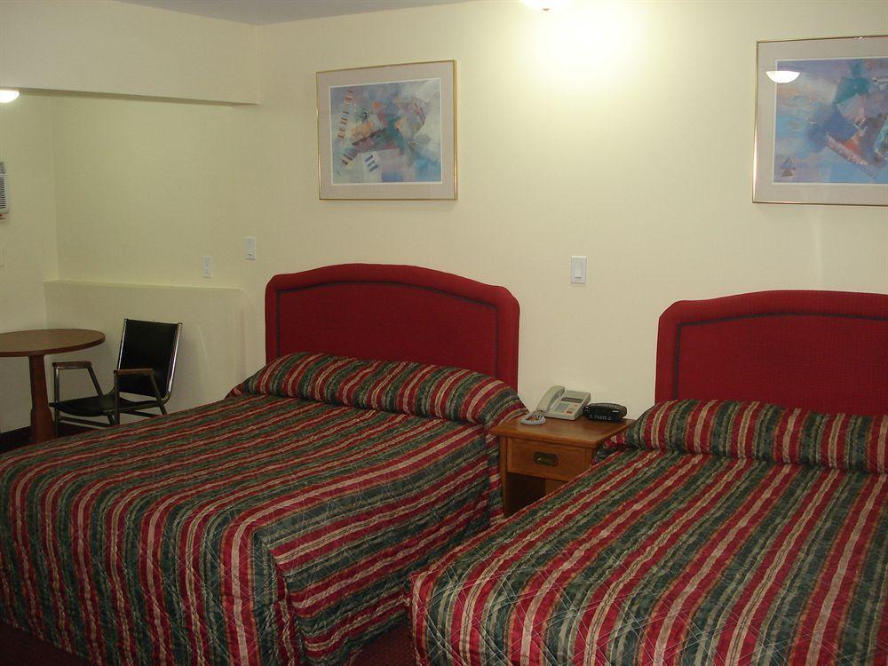 Lincoln Motel Sturgeon Falls Exterior photo