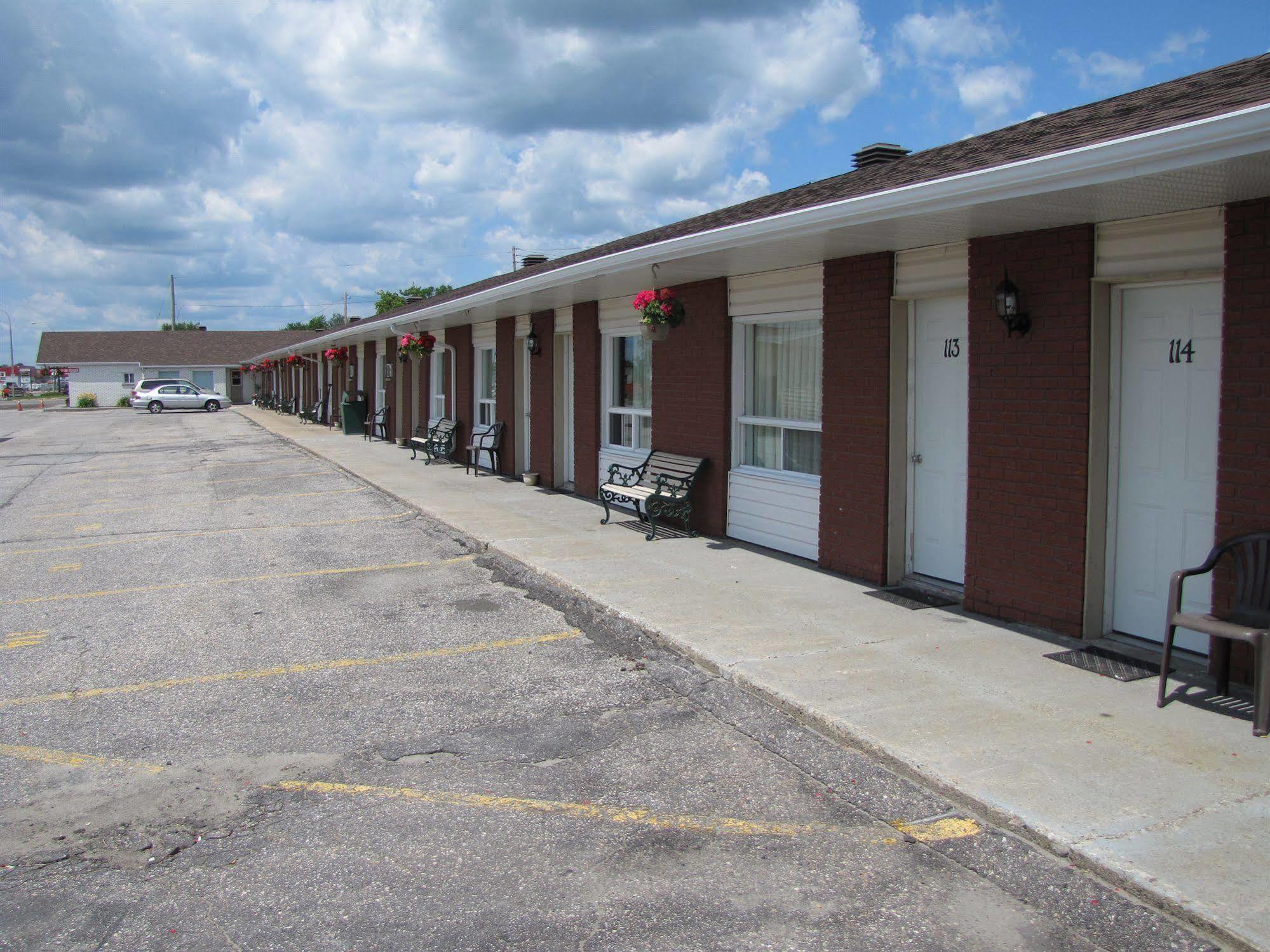Lincoln Motel Sturgeon Falls Exterior photo